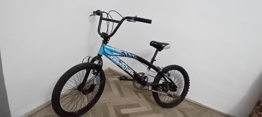 Vând bicicleta bmx jumpertrek