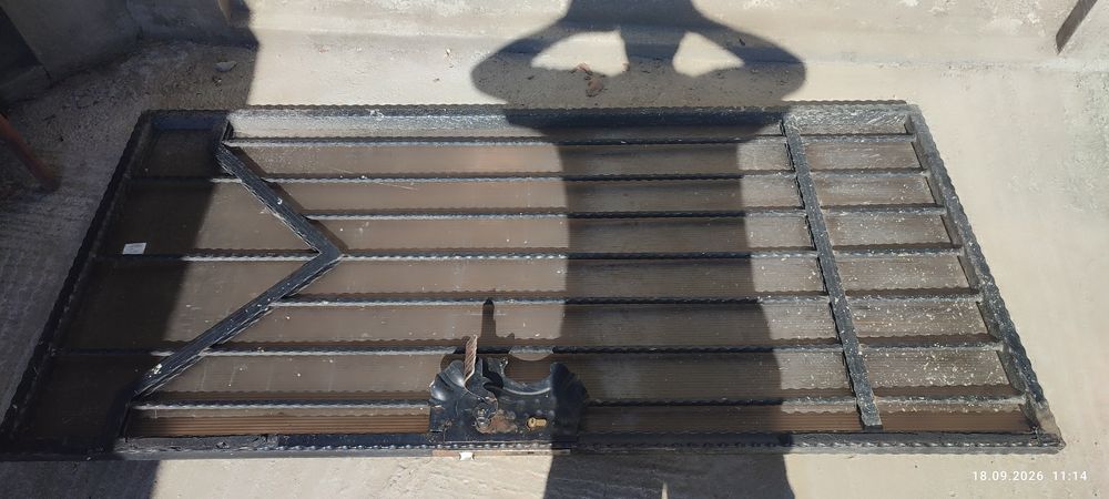 Vând poartă pietonală exterioară, dimensiuni L 185cm, lățime 87cm.Pret 600ron.Stare utilizat.
