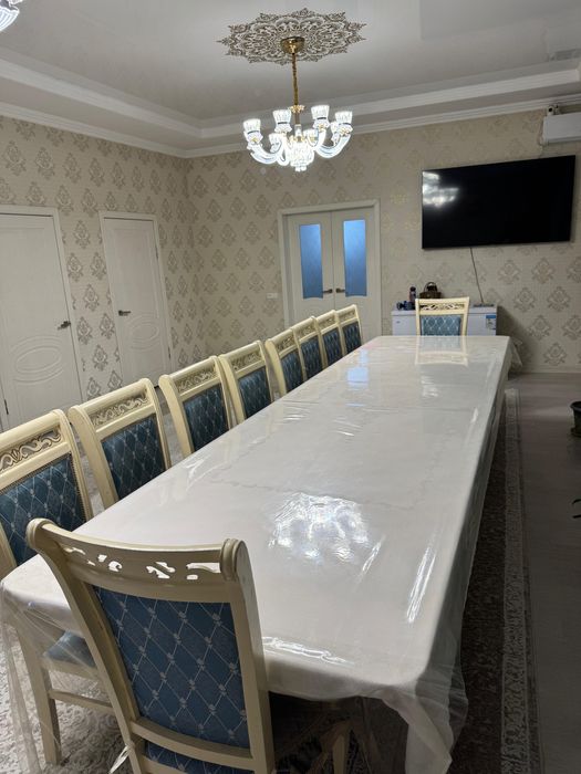 Продам стол кухонный в гостинную или в зал. 16 стульев в комплекте.