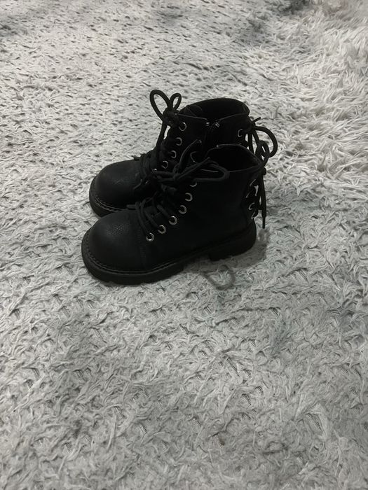 Продам ботинку  для девочек