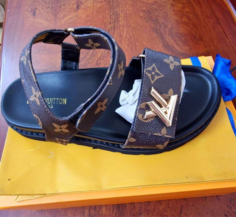 Женская обувь, есть размеры 36,37,38,39,40.