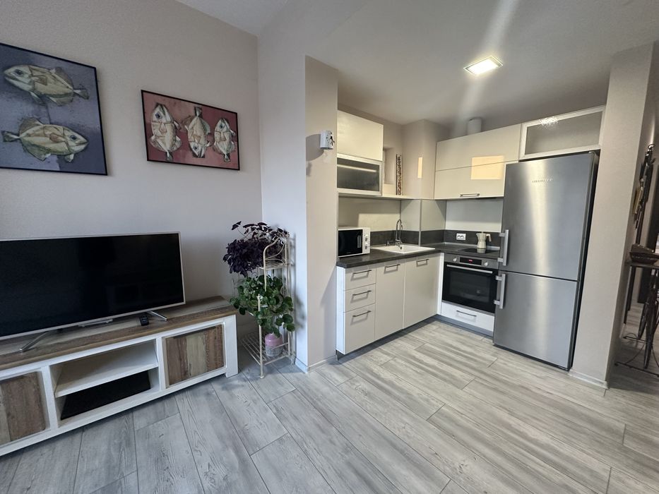 Дава се под наем Двустаен апартамент в к.к. Св.Св. Константин и Елена - 80 кв.м за 600 € - Снимка #1