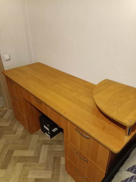 Продам стол комнатый