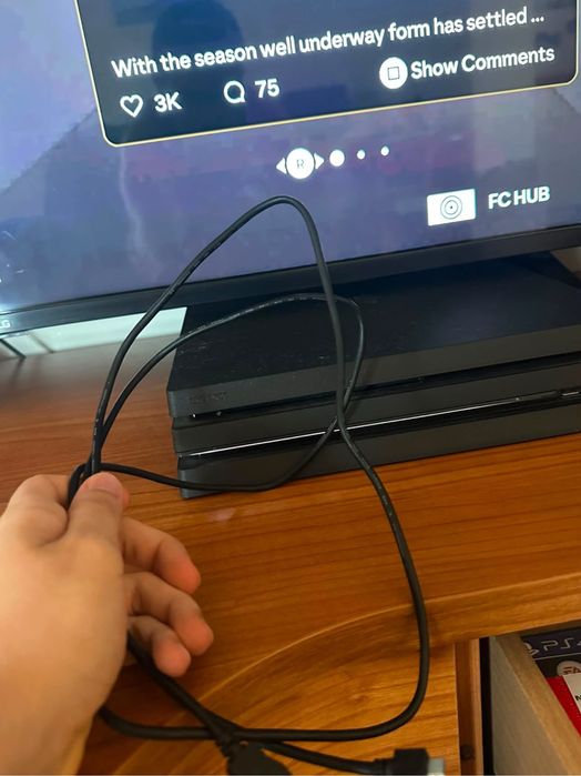Vând PS4 Pro + jocuri