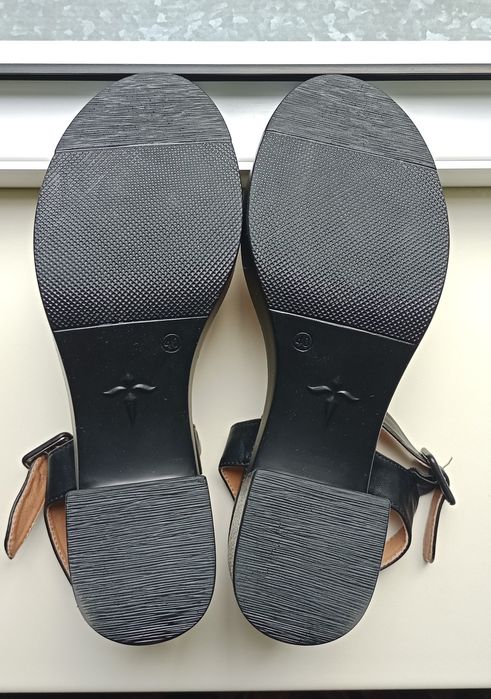 Женские босоножки