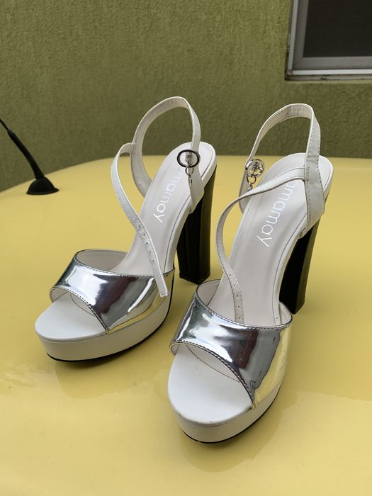 Sandale noi nr 39 Lux