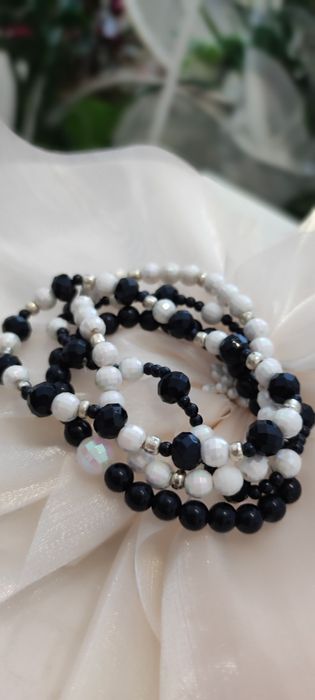 Летни гривни от мъниста бохо бяло черно синьо хендмейд ластични