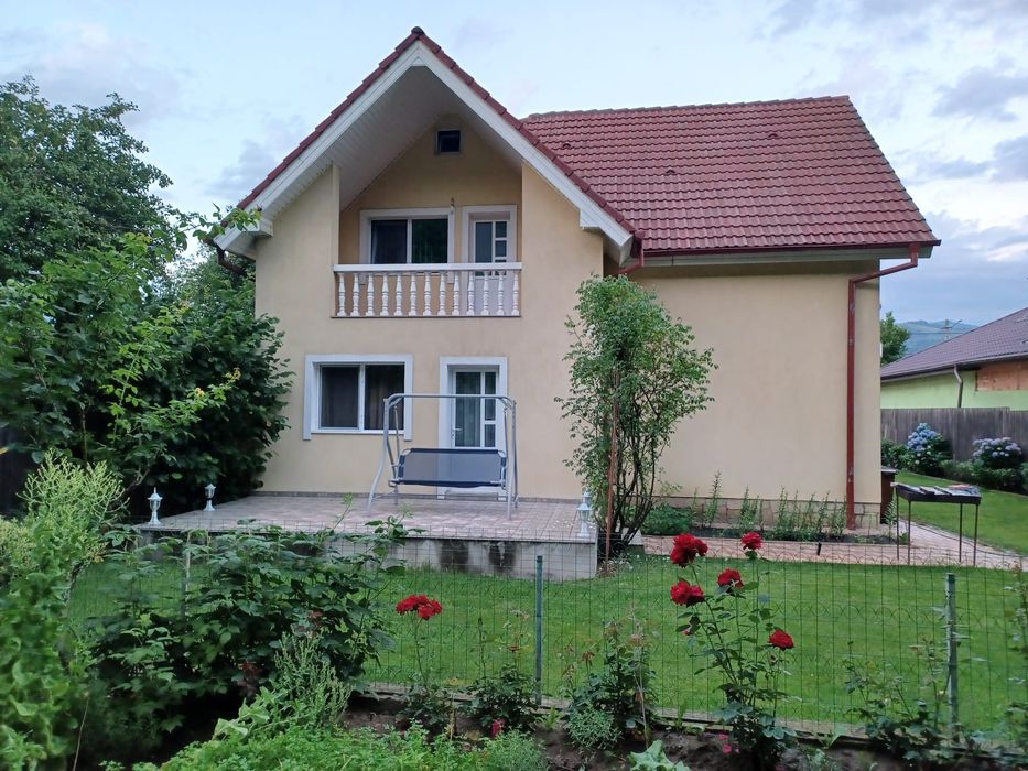 Vând casă cinci camere