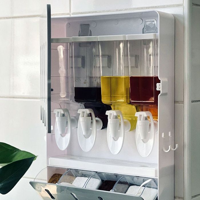 Стенен органайзер за течни и сухи подправки.