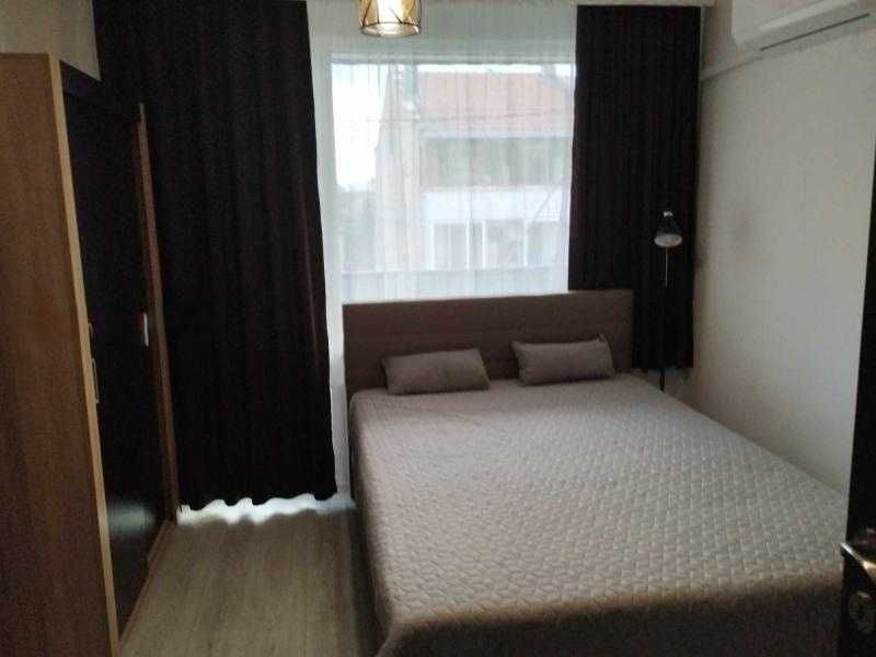 Дава се под наем Двустаен апартамент в Бургас, Център - 50 кв.м за 408 € - Снимка #2