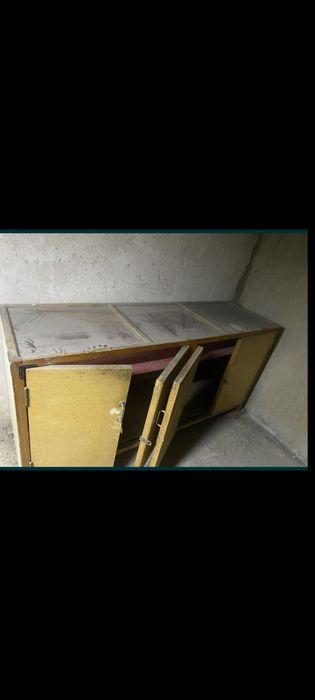 Стол витрина в среднем состоянии