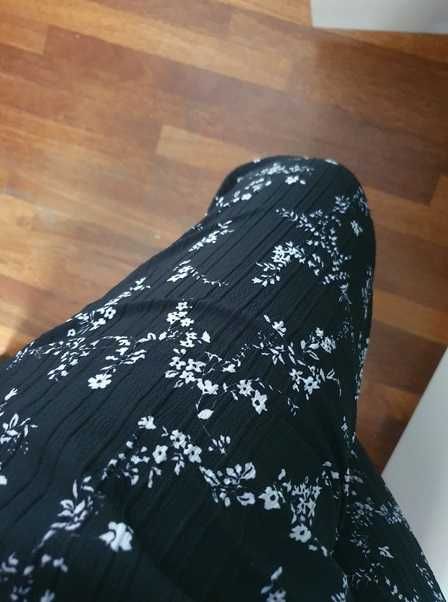 Черни панталони на бели цветя с джобове