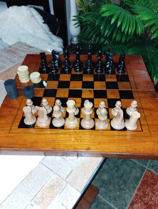 Шах-табла 48/48 с фигури и пулове,,хан Крум"