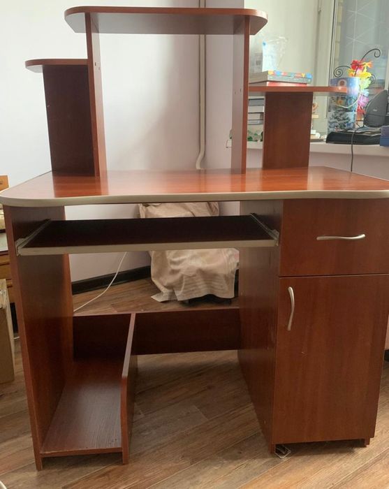 Компьютерный стол (письменный)