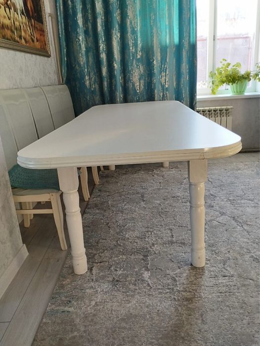 Продается стол.