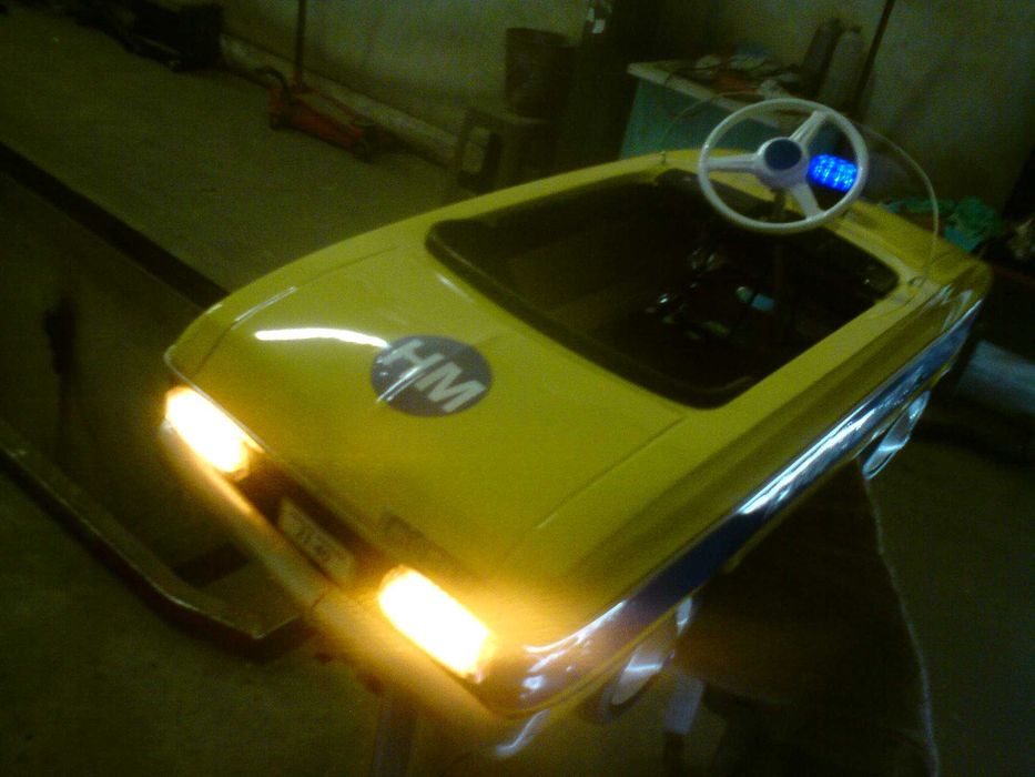 метална детска ретро кола с педали МОСКВИЧ милиция полиция