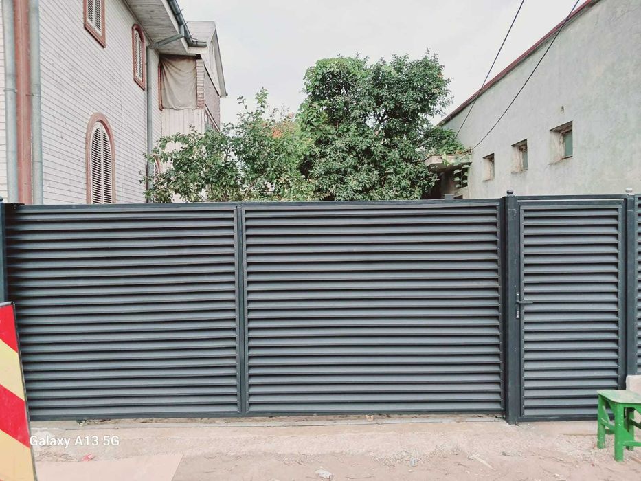 Garduri si porti din panouri stil jaluzele si alte modele disponibile