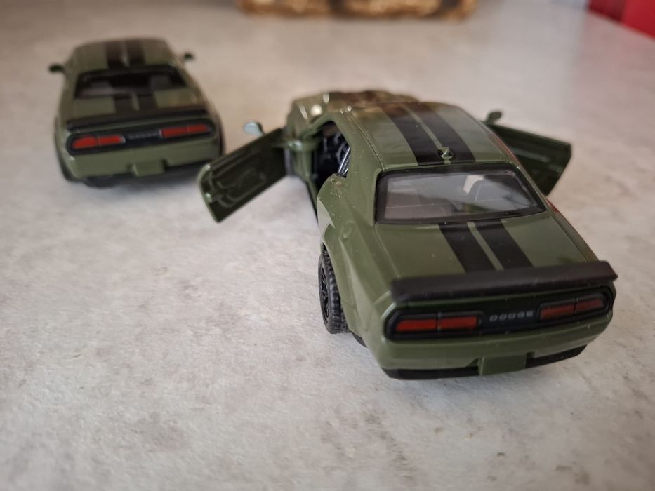 Коллекционная модель Dodge Challenger, масштаб 1:44