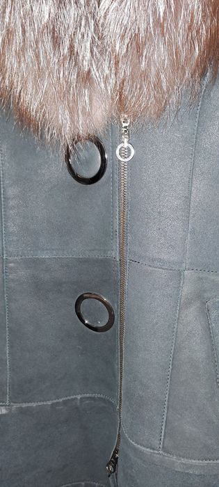 Дубленка с капюшоном и чернобуркой.