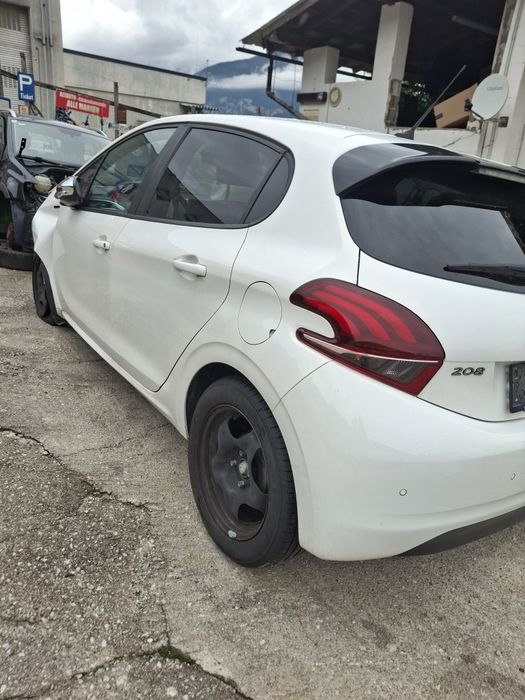 Продавам врати за Peugeot 208