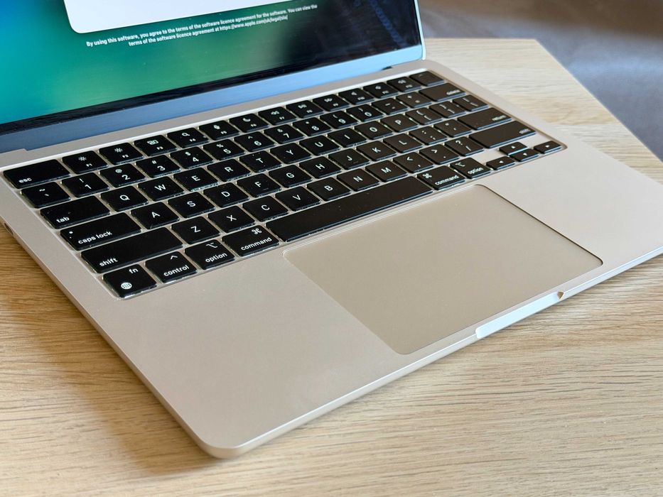 MacBook Air M2 13.6" / 16GB / 512GB – перфектно състояние (Starlight)