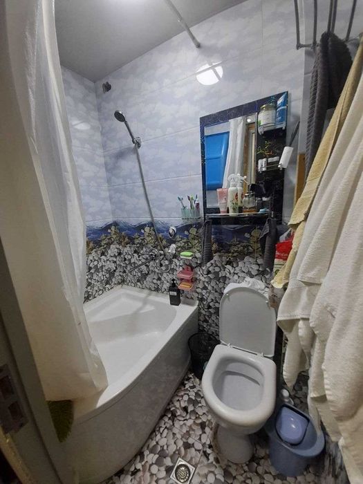 Xonadon edgosi bilan birga xona ijaraga beriladi, yevrota'mirlangan
