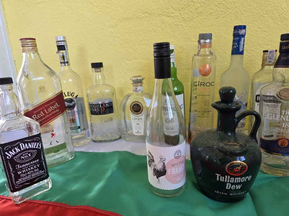 Празни бутилки от алкохол