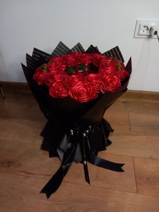 Buchet de 21 trandafiri din satin cu mesaj pe oglindă
