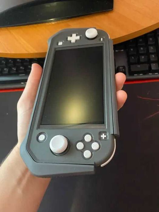 Защитный чехол-грип для Nintendo Switch Lite (в чёрном цвете)