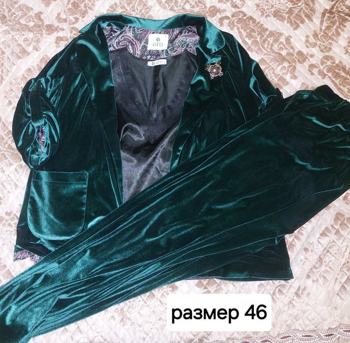 Продам костюмы женские