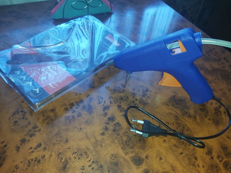 Срочно продам новый клеевый пистолет(за ненадобностью)-500 тн