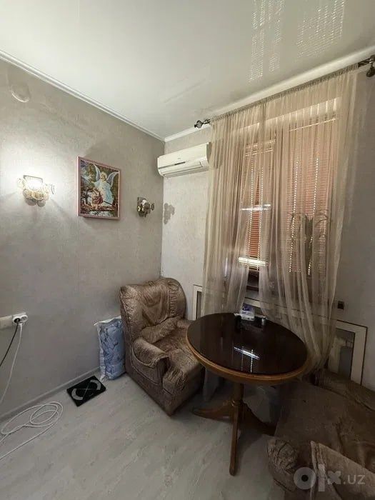 Срочно Продаётся Космонавте 1в2/4/4 с мебелью техникой ремонт хороший