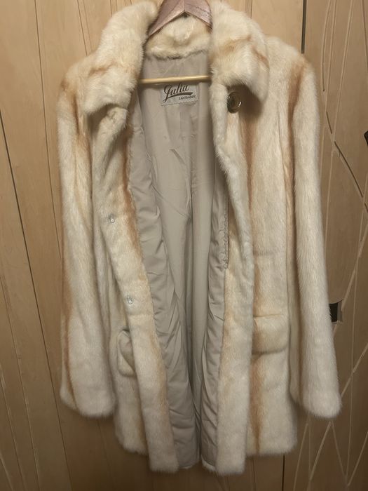 Haina trei sferturi din vizon tuns