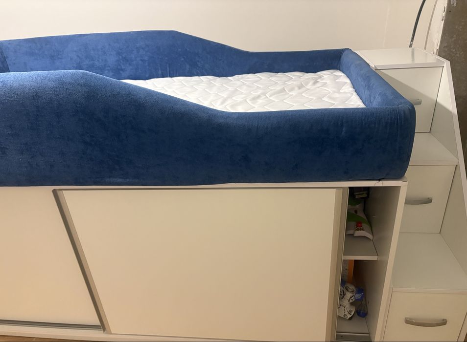 Pat tapitat pentru copii cu spatiu de depozitare