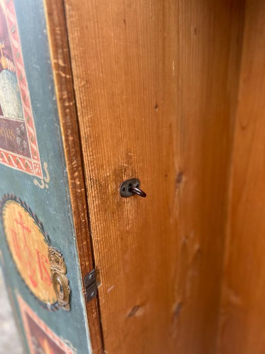 Dulap vechi de colecție