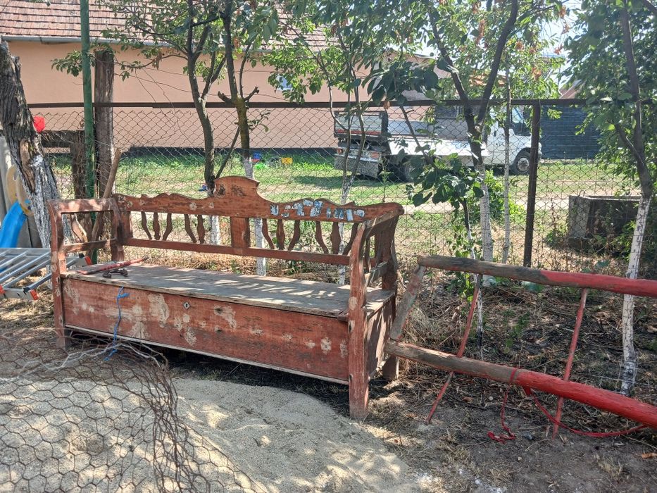 De vânzare dulap vechi și lădoi