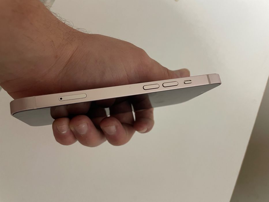 iPhone 13 roz în stare foarte bună