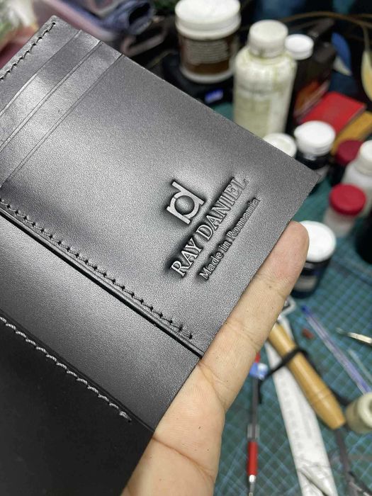 Portofele din piele naturala lucrate integral manual in Romania