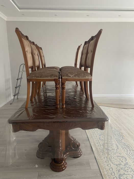 Стол и 8 стуля для гостиной