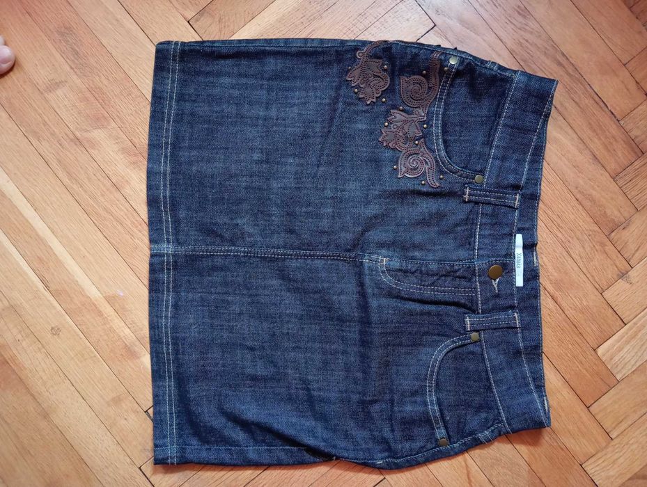 Къса дънкова тъмно синя пола
