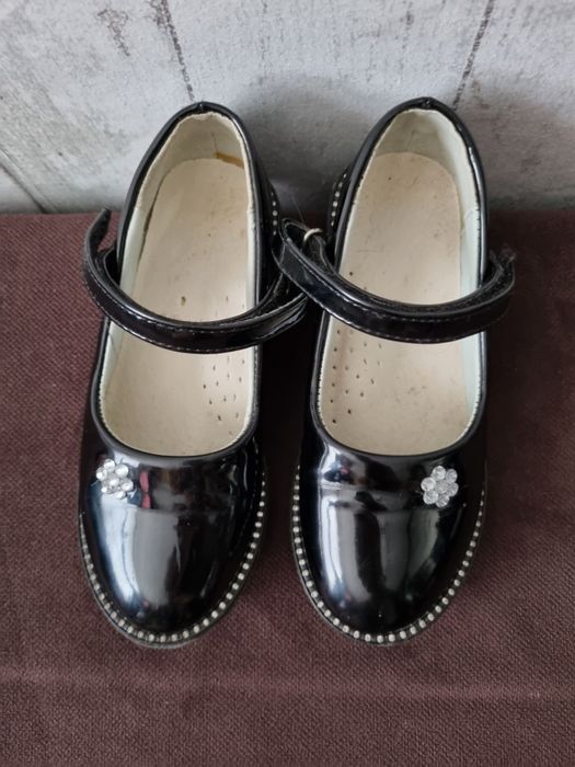 Продам черные туфли на девочку р.26-27