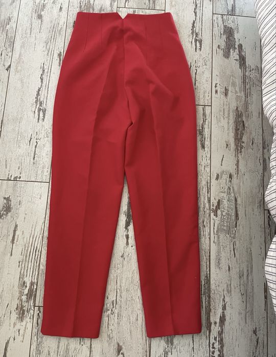 Червен панталон zara