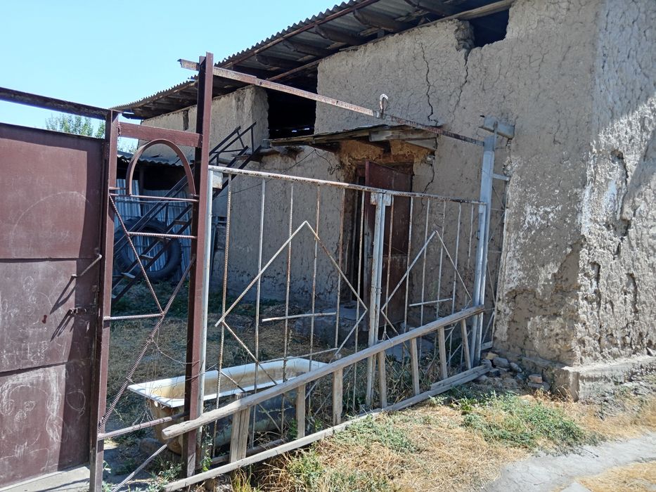 Ер сотилади 8 сотих, мол хона хаммом бор. 2 хонадон қурилишига тайёр