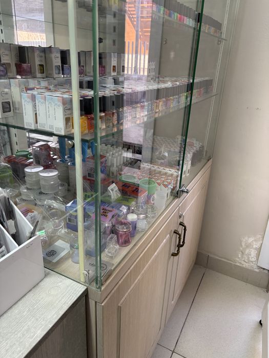 Витрина, шкаф со стеклянными полками