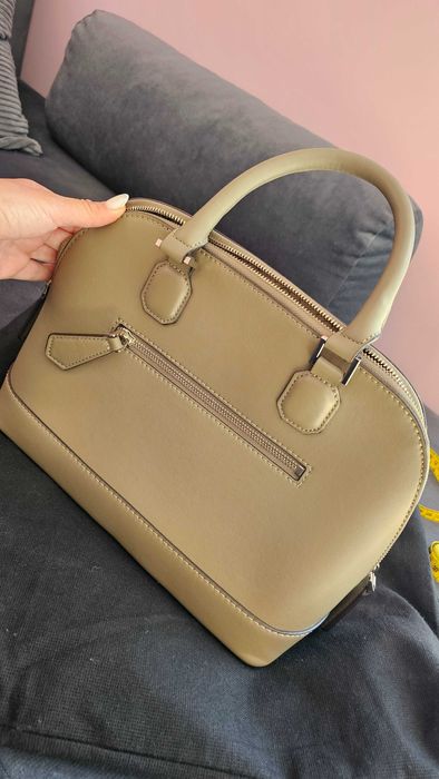 Guess цвят olive с допълнителна дълга дръжка