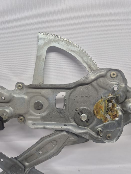 Стеклоподьемник передний BMW E34