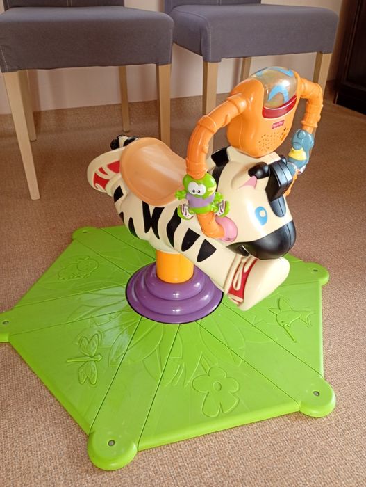 Това е музикалната играчка за яздене и скачане Fisher-Price Bounce and Spin Zebra