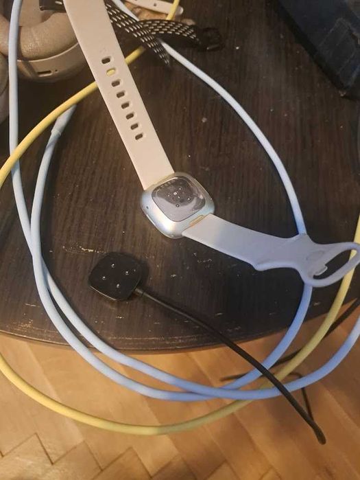 Fitbit Sense Lunar White Soft Gold