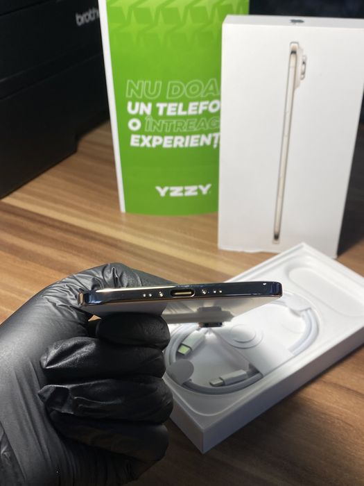 iPhone Air• 256 GB • Light Gold