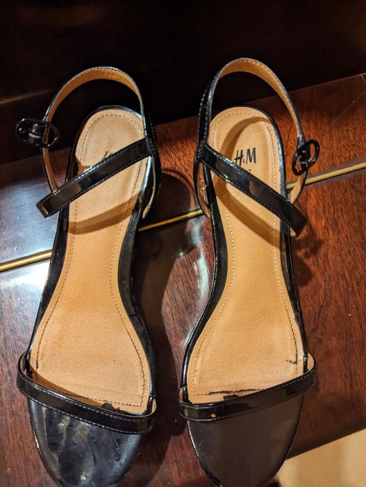 Продам 2 пары босоножек. Обе фирменные